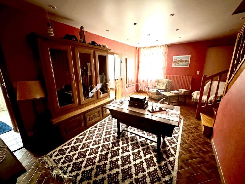 MAISON DE VILLAGE 300 M2 – TERRAIN 8.5 HECTARES – BOX POUR C – 12 pièces – 5 chambres – 300 m²