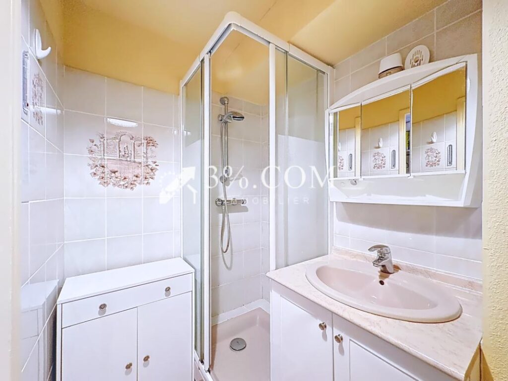 Studio de 24.85 m2 avec loggia, cellier & parking à Gruissan – 1 pièce – NR chambres – 24 m²