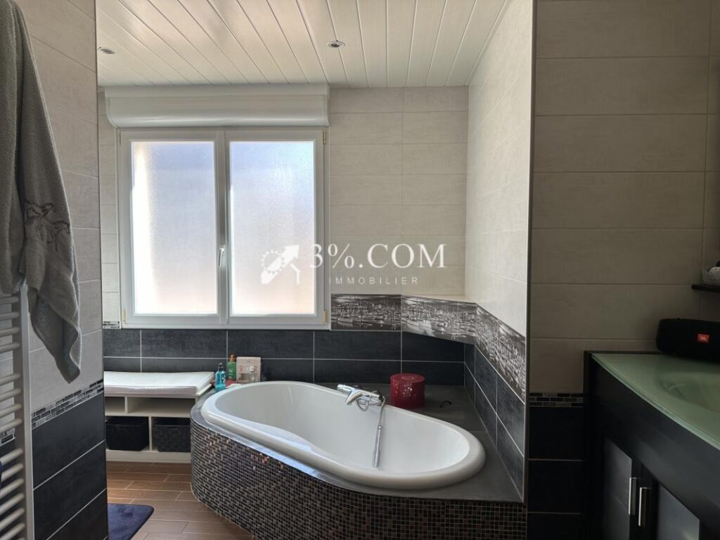 Maison individuelle 7 pièces dont 4 chambres 164 m2 TOUL – 7 pièces – 4 chambres – 164 m²