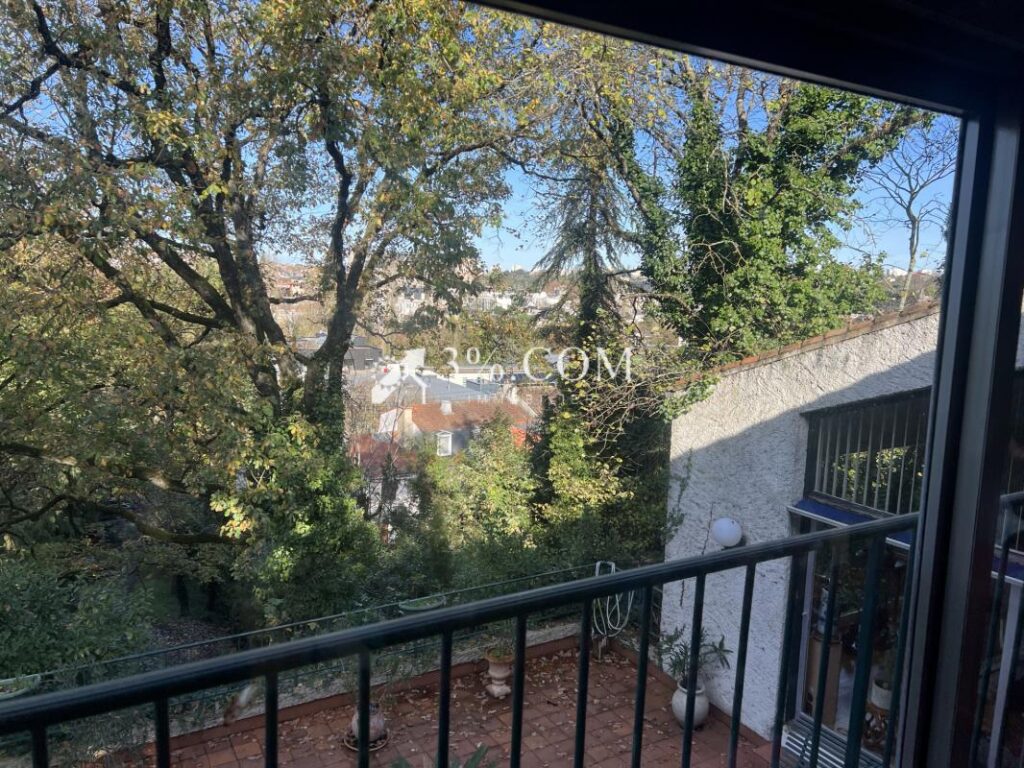 3%. COM IMMOBILIER À POITIERS – 7 pièces – 5 chambres – 281 m²