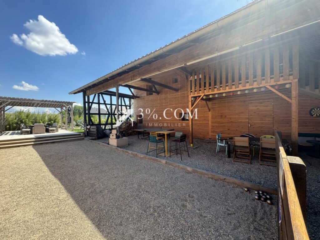 3%COM Très belle demeure avec piscine – 8 pièces – 5 chambres – 251 m²