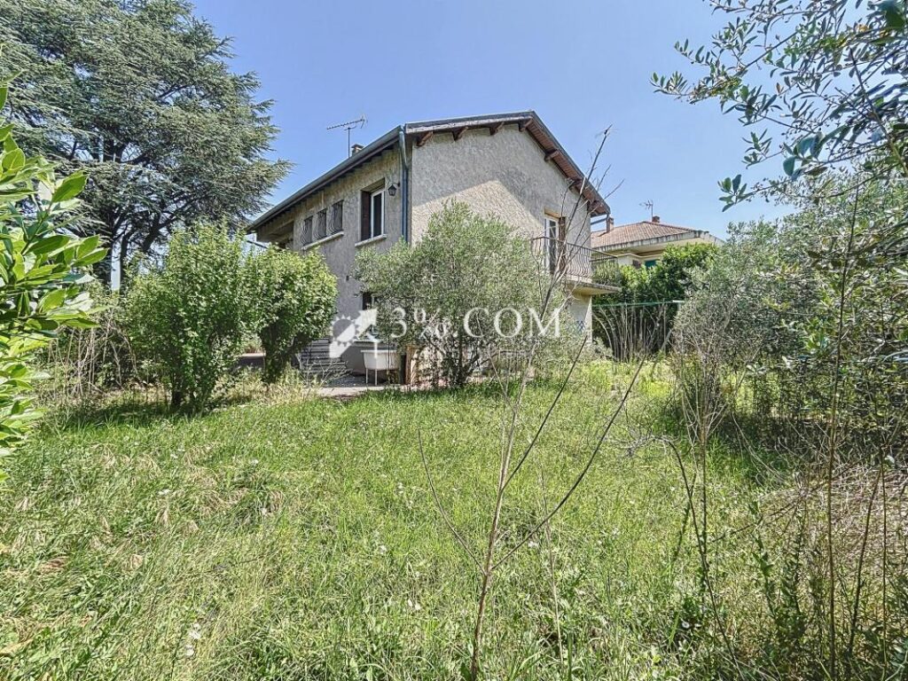 Maison de 104 m2 habitables avec garage proche collège – 5 pièces – 3 chambres – 104 m²