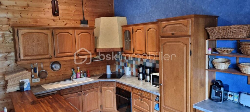 Grande maison rénovée avec activité touristique: gîte classé 3 étoiles et chambres d’hôtes – Fort potentiel à Besse-et-Saint-Anastaise – 12 pièces – 8 chambres – 435 m²