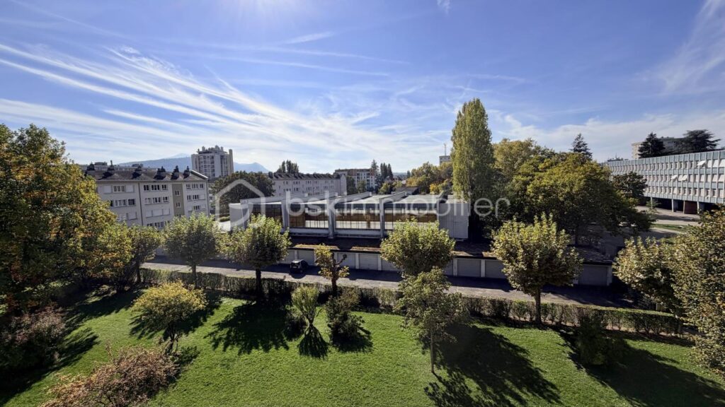 T3 traversant Annecy avec vue sur le Veyrier et le Semnoz – 3 pièces – 2 chambres – 61 m²