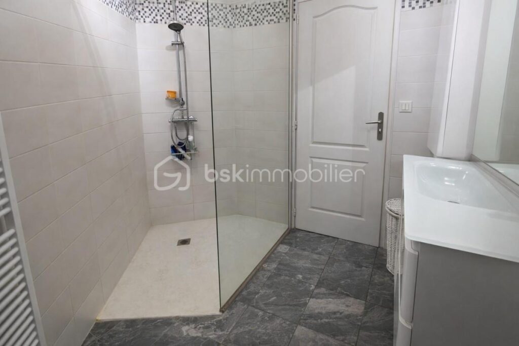 Havre de paix avec vue dégagée sur la campagne – Piscine – Terrain arboré – À 3 min des commerces et 5 min de la gare – 6 pièces – 4 chambres – 152 m²