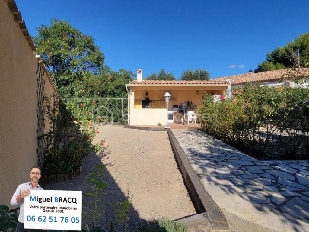 Exclusivité – Dans le village prisé de Poilhes, belle Languedocienne de plain pied sur 1000 m² de terrain avec piscine – 4 pièces – 3 chambres – 135 m²