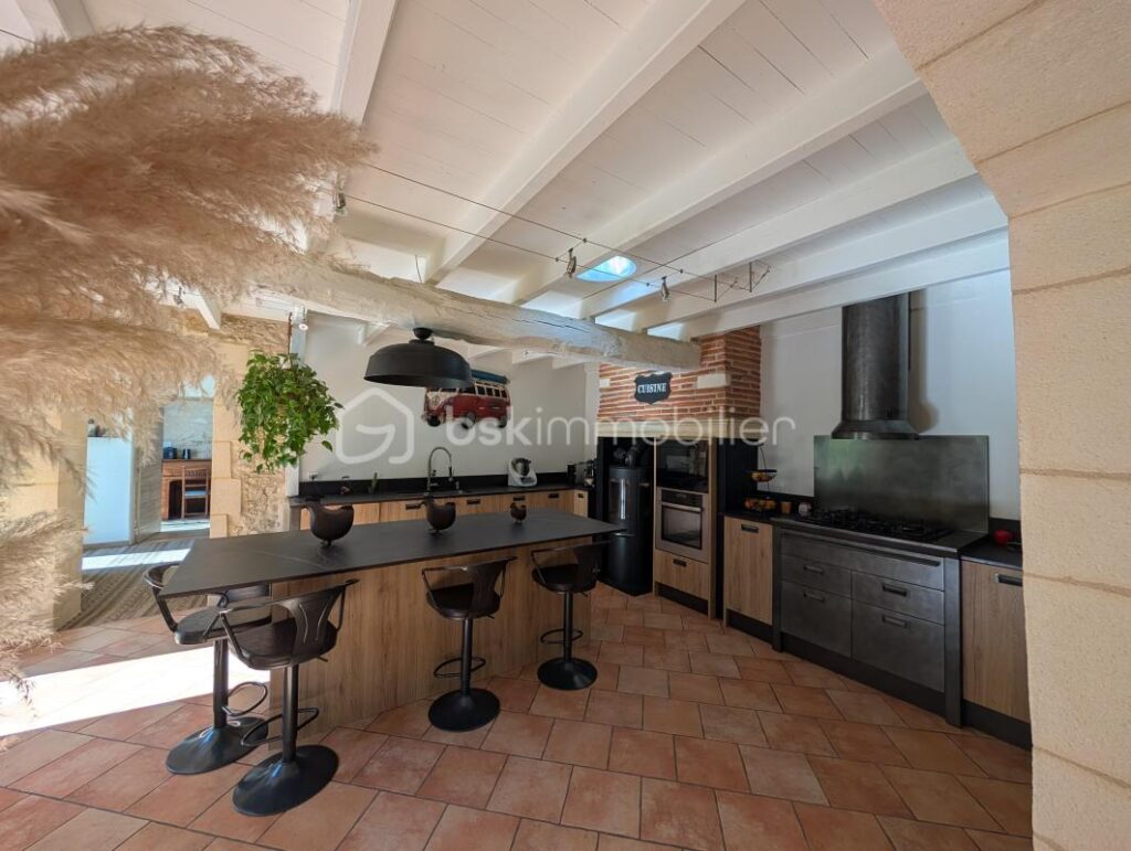 Propriété en pierre 7 pièces de 215m2 avec vue sur les vignes à VILLEGOUGE – 7 pièces – 4 chambres – 215 m²