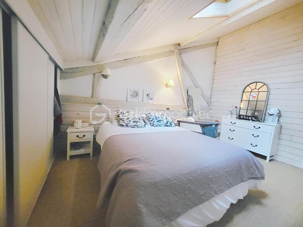 MAISON EN PIERRE- 4 CHAMBRES-JARDIN-PISCINE-GARAGE – 7 pièces – 4 chambres – 192 m²