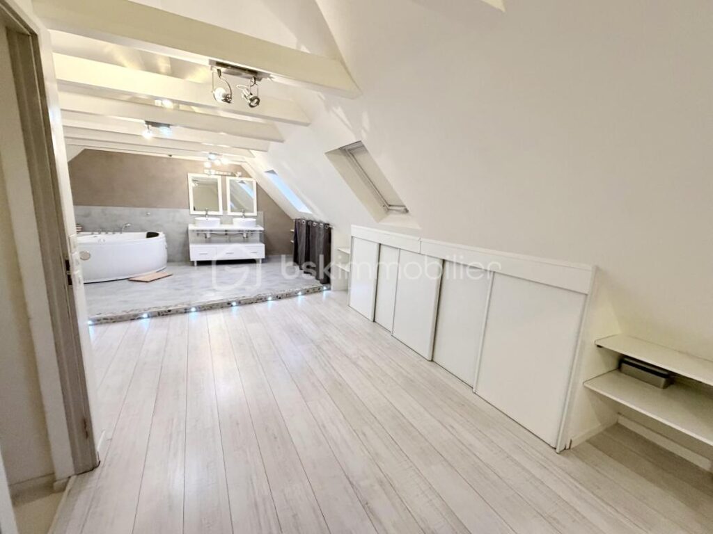 Maison familiale pleine de charme – Villeneuve-le-Comte (77) – 6 pièces – 5 chambres – 147 m²