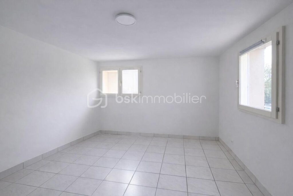 Maison avec piscine sur 2000 m² de terrain – Quincieux – 8 pièces – 7 chambres – 193 m²