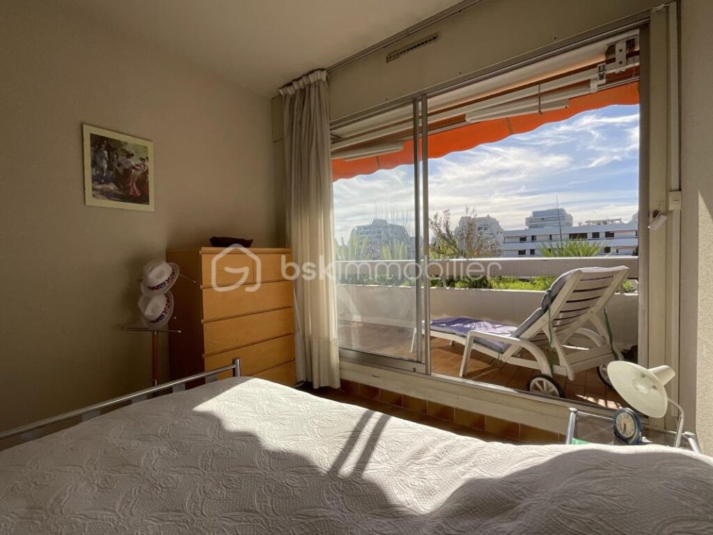 Hyper centre de La Grande-Motte – Appartement lumineux avec balcon et grand garage – 2 pièces – 1 chambre – 45 m²