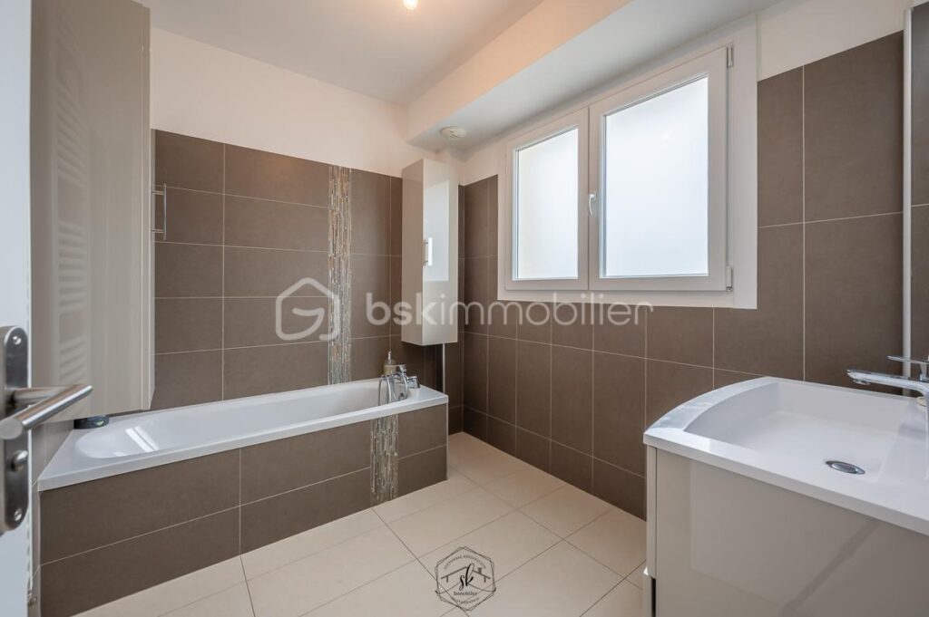 🔥 Maison d’exception 166 m² – Piscine chauffée – Vue panoramique – Terrain 1 289 m² – Fèves – 8 pièces – 4 chambres – 166 m²