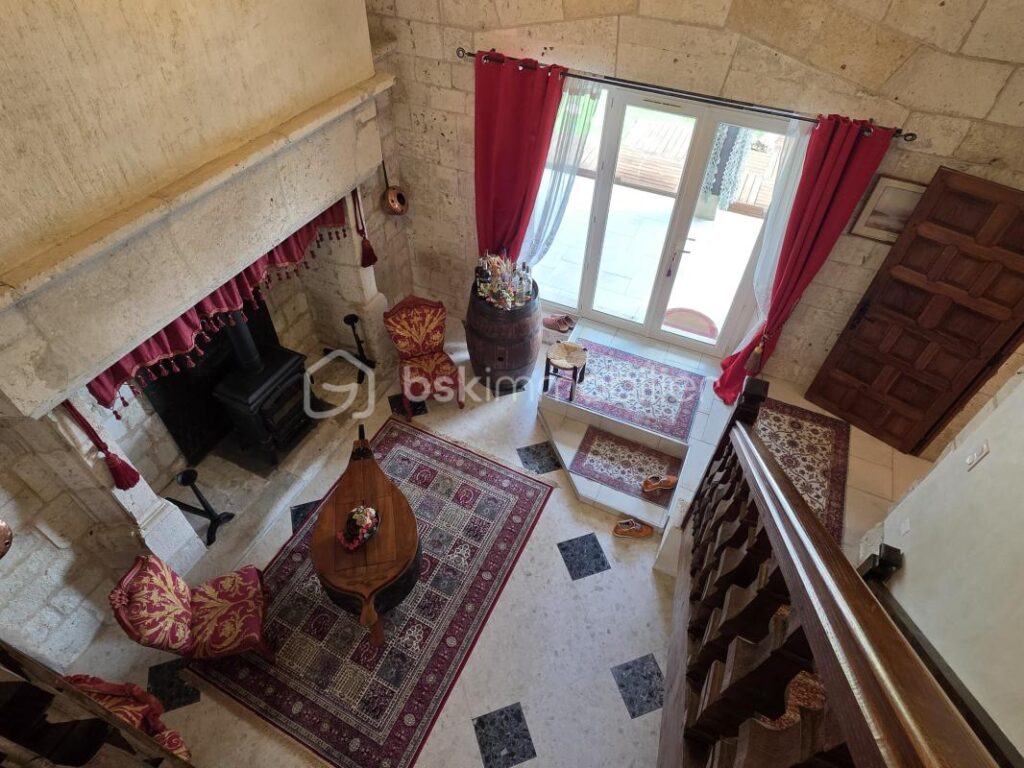 PROPRIETE DE VILLAGE EN PIERRE-3 CHAMBRES-MEZZANINE-JARDIN-CLOITRE – 5 pièces – 3 chambres – 181 m²