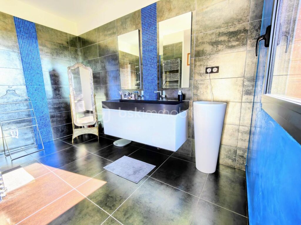 Maison av jardin arboré vue dégagée et sous-sol total ! – 10 pièces – 4 chambres – 239 m²