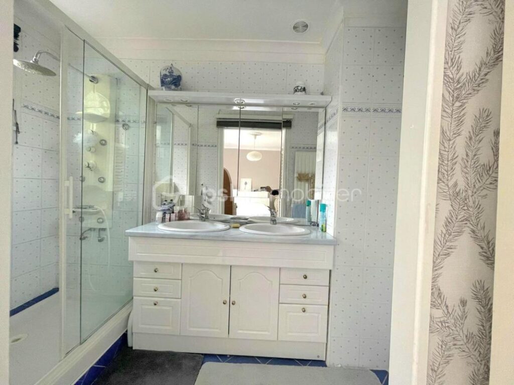 Maison de 164 m² avec piscine – CHEILLE – 7 pièces – 5 chambres – 164 m²