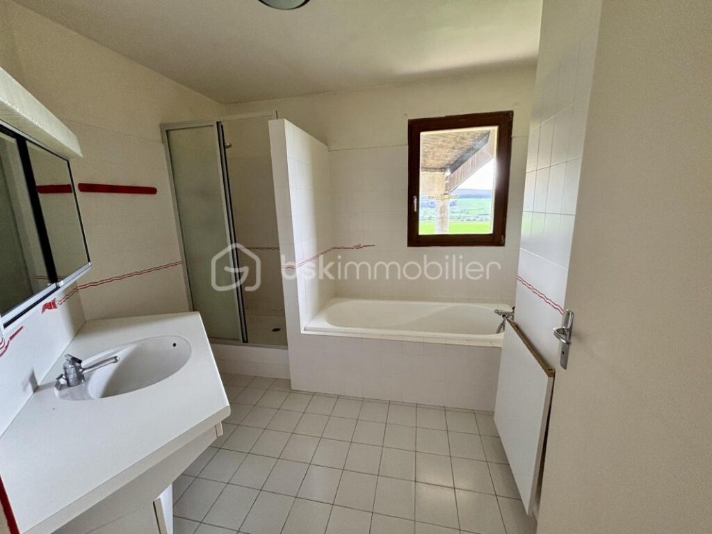 Belle maison T7 d’architecte à rafraîchir avec garage et jardin à Saint-Marceau – 7 pièces – 5 chambres – 165 m²