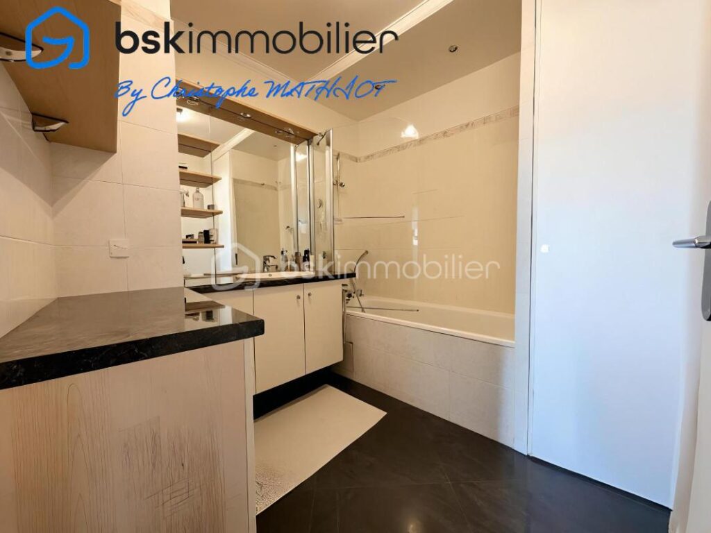 Bel appartement de 78m² avec terrasse de 66m² – Vue dégagée sur la val de Seine – 4 pièces – 2 chambres – 77 m²