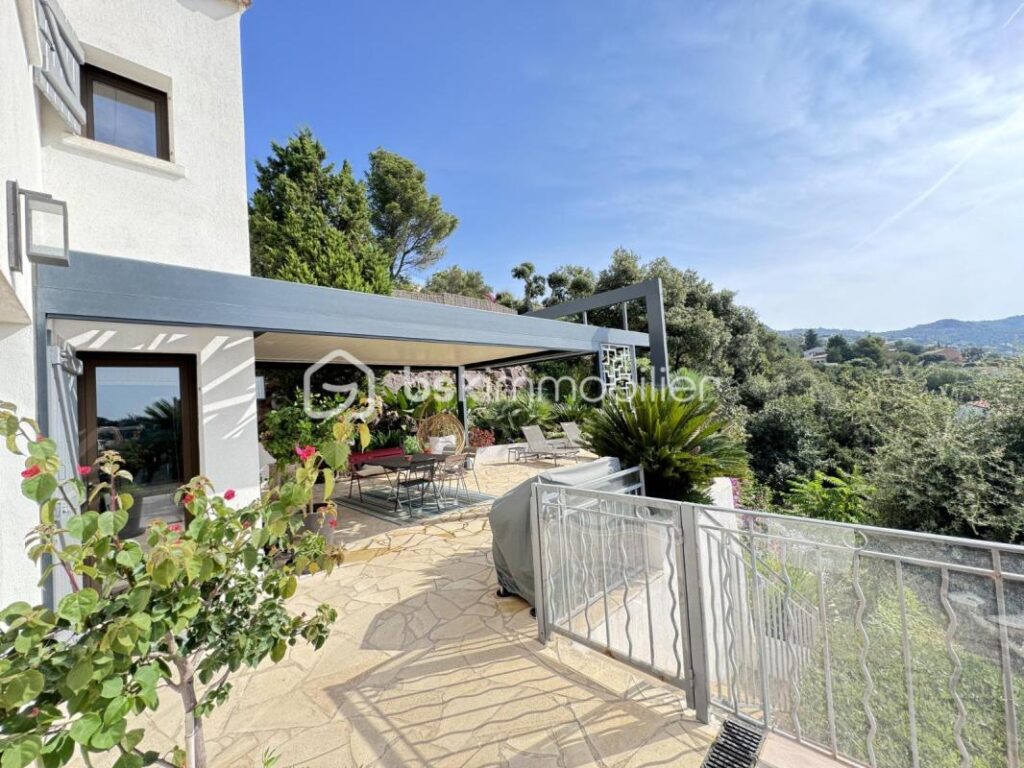 🌊 Villa d’Exception avec Vue Mer à Agay – 260 m² habitables | 1370 m² de terrain 🌴 – 8 pièces – 5 chambres – 260 m²