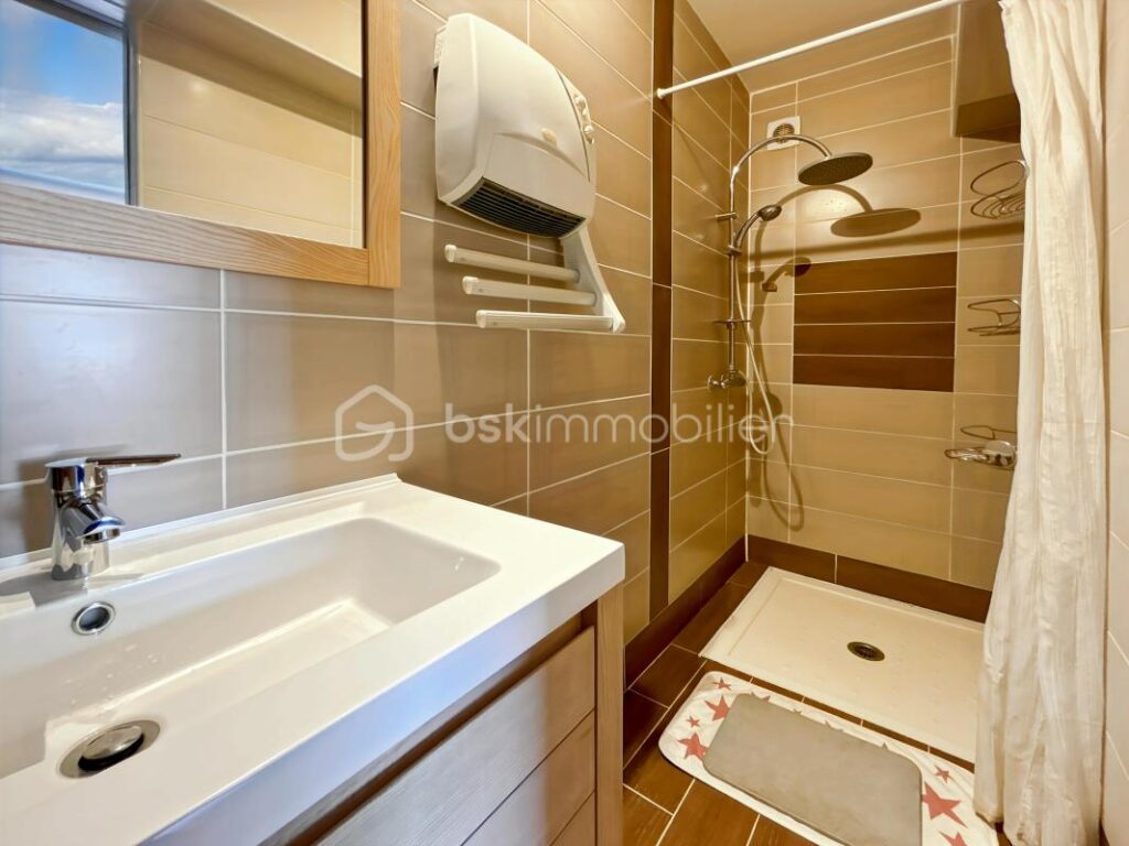 Maison familiale avec 5 chambres, véranda, jardin et prestations modernes – Proche gare de Sens – 7 pièces – 5 chambres – 179 m²