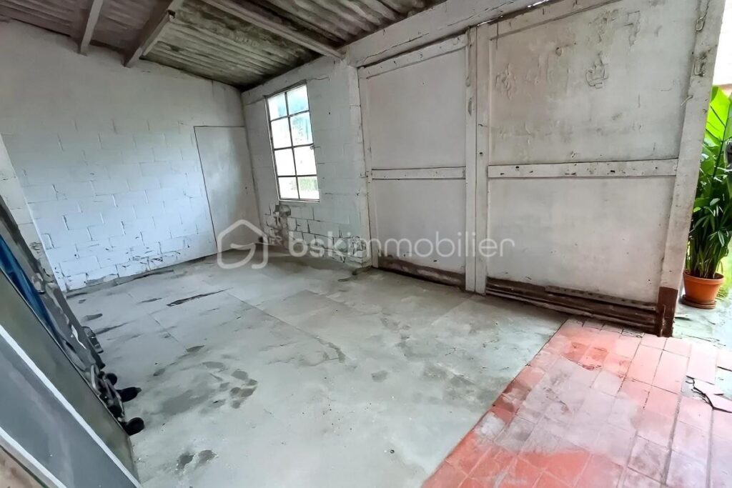 SECTEUR TOP, EN RETRAIT DE RUE, MAISON SEMI INDIVIDUELLE LUMINEUSE, GRAND JARDIN GARAGE DOUBLE et DEPENDANCE – 4 pièces – 3 chambres – 107 m²