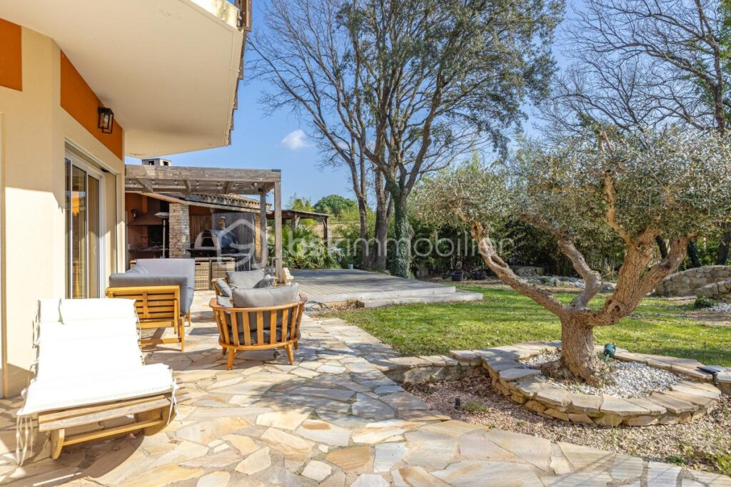 Propriété d’exception 337 m² – 5 dépendances – Revenus locatifs – DPE A – 9 pièces – 8 chambres – 337 m²