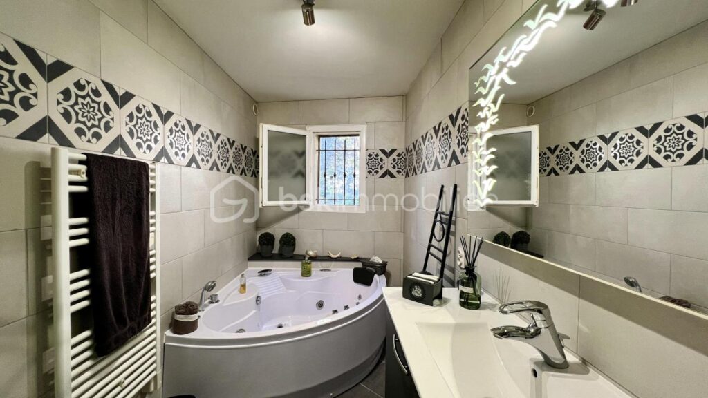 COUP DE CŒUR pour une villa individuelle à Vence Sud. Vue mer. Terrain piscinable – 4 pièces – 3 chambres – 135 m²