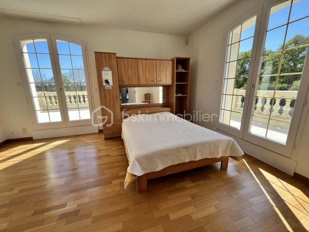 PROPRIETE D’EXCEPTION 483m2 sur un PARC DE 1,4H – 12 pièces – 8 chambres – 483 m²