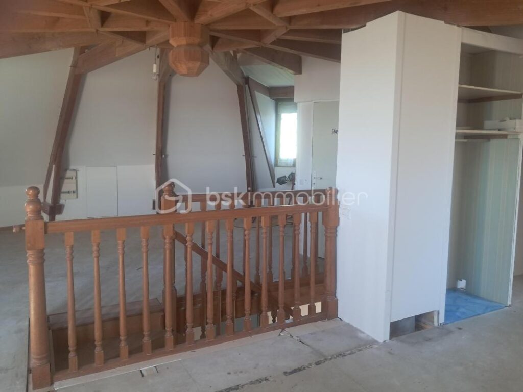 Maison atypique ronde dans un écrin de verdure en Vallée de la Vienne – 5 pièces – 1 chambre – 115 m²