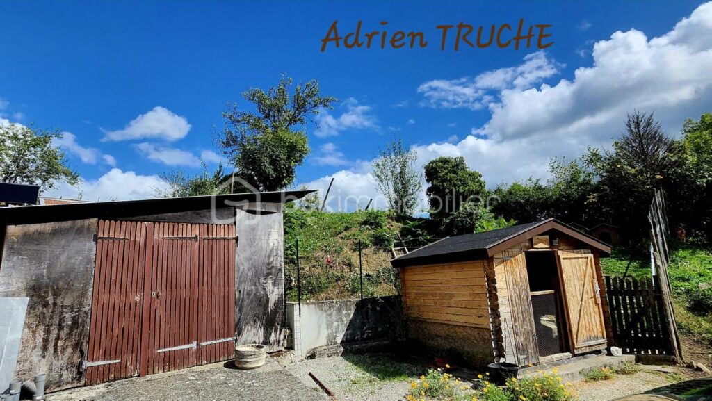 CHALLONGES — AU CALME — BEAUX ESPACES — SOUS SOL COMPLET – 8 pièces – 6 chambres – 135 m²