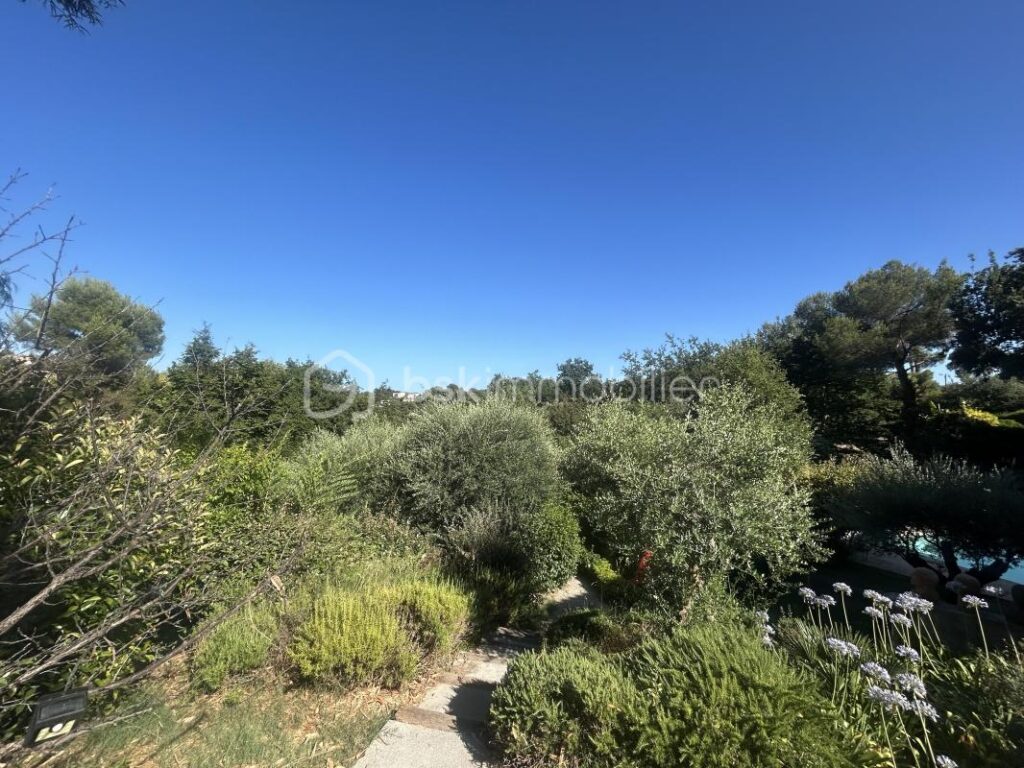 Maison d&rsquo;artiste à Saint Paul de Vence : un écrin de créativité et de sérénité – 7 pièces – 5 chambres – 312 m²