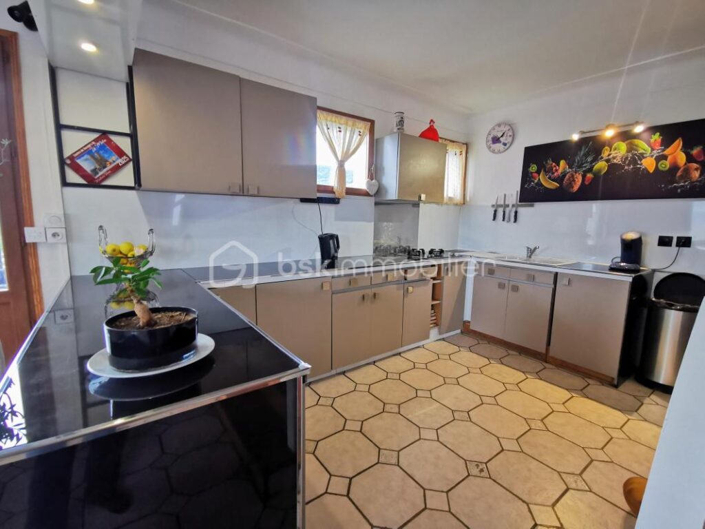 LA MURE SUD (38350) – VUE SUR L’OBIOU – Sur une parcelle de 1 380m², Grande MAISON FAMILIALE de 222 m² + 229 m² de dépendances – 10 pièces – 5 chambres – 222 m²