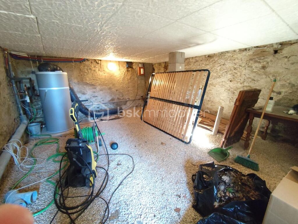 MAISON EN PIERRE ENTIEREMENT RÉNOVÉE AVEC TERRASSE ET CAVE – 3 pièces – 2 chambres – 74 m²