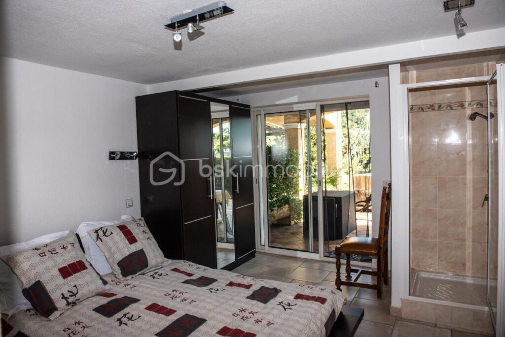 Villa, Gîte & 900 m² de Hangars à aménager – 16 pièces – 7 chambres – 340 m²