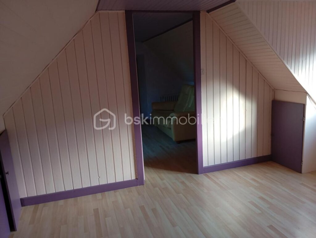 Maison habitable ** bourg callac** terrain**dépendances – 4 pièces – 2 chambres – 53 m²