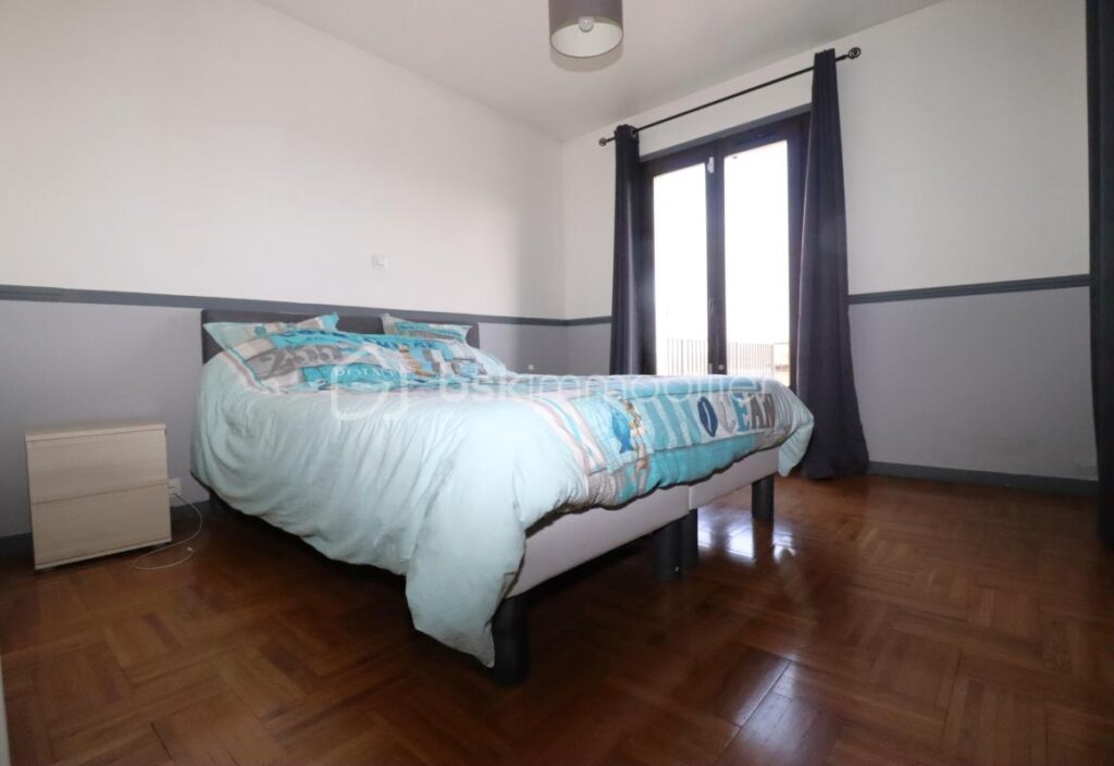 Grande maison aux beaux volumes (8 pièces 175m²) 5 ou 6 chambres avec sous-sol total (85m²) – 8 pièces – 6 chambres – 175 m²