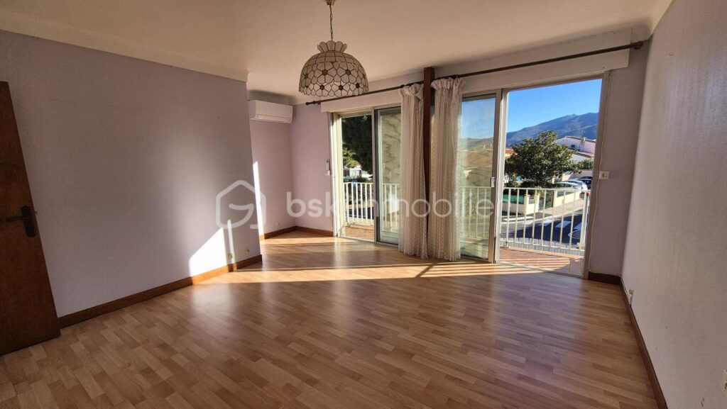 A VENDRE MAISON DEUX FACES TRAVERSANTE DE 152M² SUR TERRAIN DE 261M² A SAINT ANDRE – VUE SUR LES ALBERES – QUATRE CHAMBRES – GARAGE – CLIMATISATION REVERSIBLE – CHEMINEE – AUCUN VIS A VIS – 7 pièces – 4 chambres – 152 m²