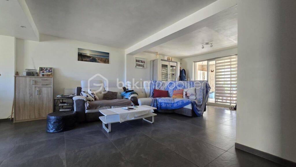 Grande maison divisée en deux appartements avec PISCINE ET VUE IMPRENABLE – 7 pièces – 5 chambres – 223 m²