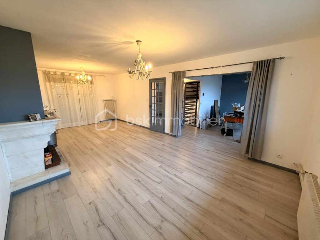 Maison semi mitoyenne avec vue dégagée à 15 min à pied de la mer – 5 pièces – 3 chambres – 119 m²