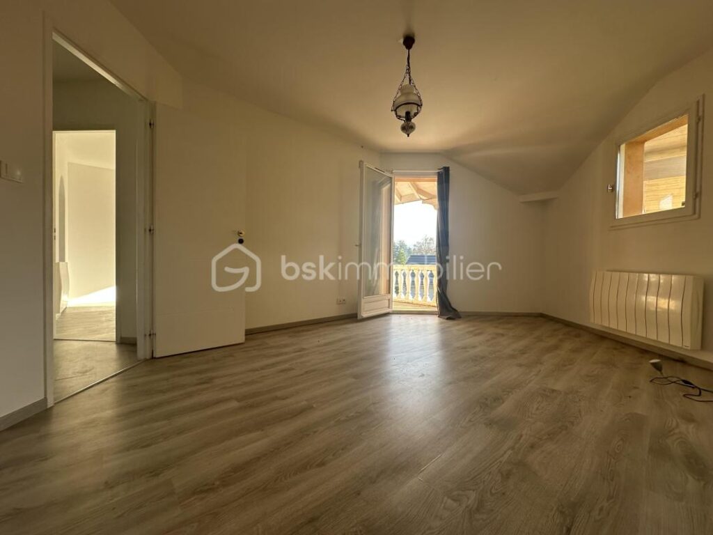 Maison individuelle à Domessin – 142,50 m² habitables – Terrain clos de 1 270 m² – 5 pièces – 3 chambres – 140 m²