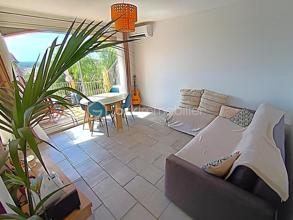 À VENDRE –EXCEPTIONNELLE VILLA 9 PIÈCES 225 M² ET 1 662 M² DE TERRAIN – PISCINE À DÉBORDEMENT– GARAGE– JARDIN – 5 CHAMBRES – BUREAU – T2 INDÉPENDANT– VUE PANORAMIQUE COLLINES ET MER– SANS VIS-À-VIS – PROCHE CENTRE-VILLE OLLIOULES – LA COURTINE – 945 000 € – 9 pièces – 5 chambres – 225 m²