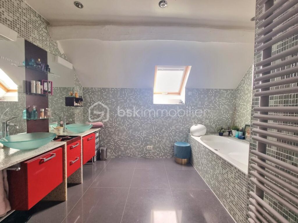 CHARMANTE MAISON EN PIERRE, 8 PIÈCES, 4 CHAMBRES, GARAGE, ANNEXES, PISCINE !!! – 8 pièces – 4 chambres – 245 m²