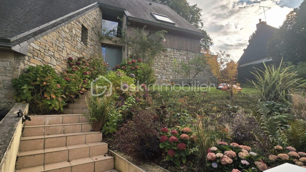 Élégante maison de caractère – Quartier Montaubert, cadre verdoyant – 7 pièces – 3 chambres – 164 m²