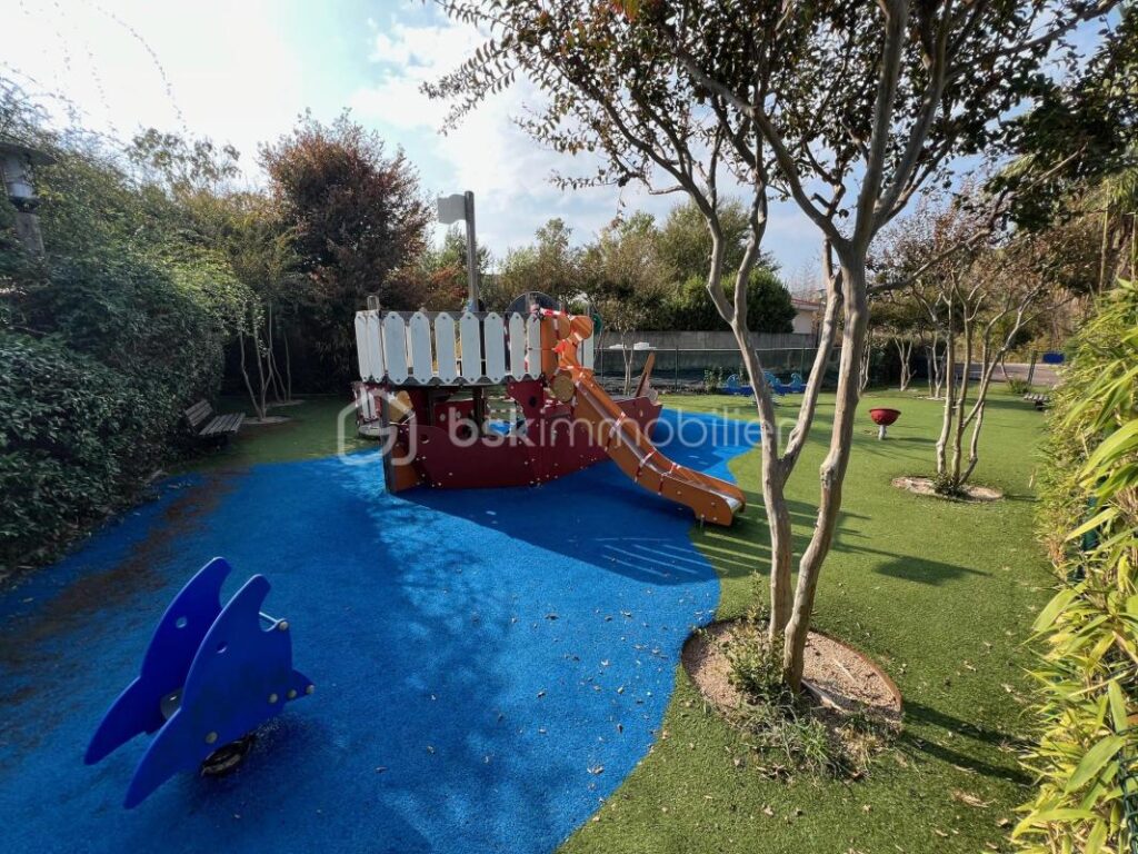 EXCLUSIVITÉ – Idéal investissement locatif, pied-à-terre, jeune couple ou seniors ! Superbe 2 pièces 38 m² avec terrasse vue lac – Mandelieu-la-Napoule – 2 pièces – 1 chambre – 38 m²