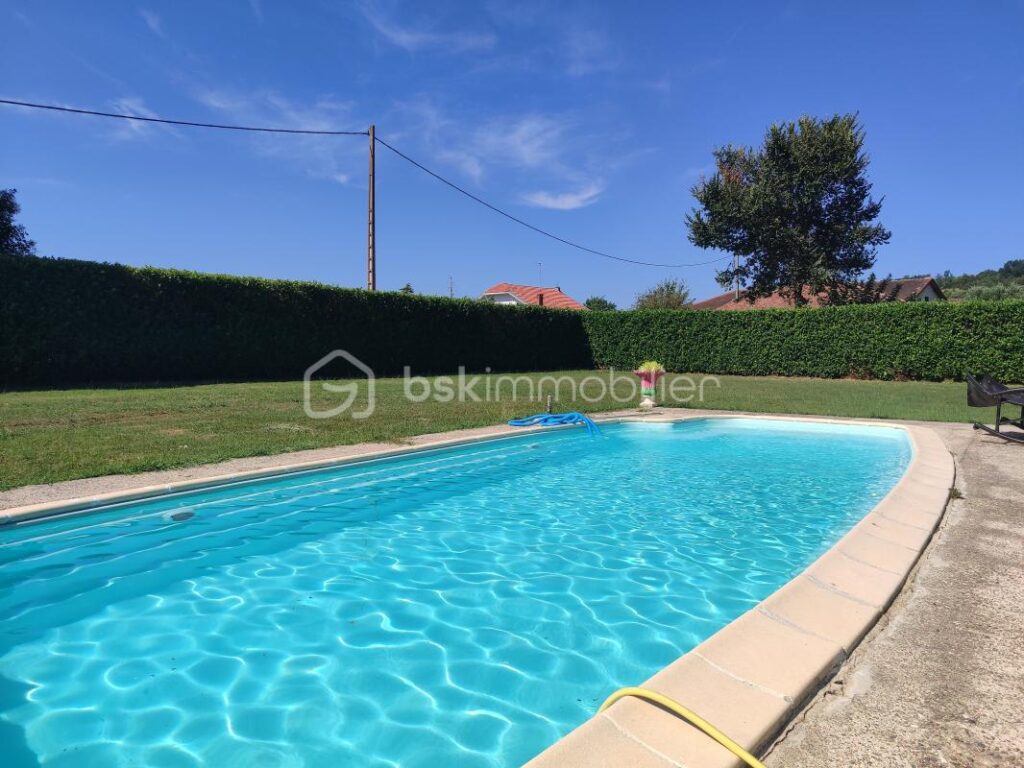 MAISON AVEC PISCINE ET GRAND TERRAIN – 7 pièces – 3 chambres – 200 m²