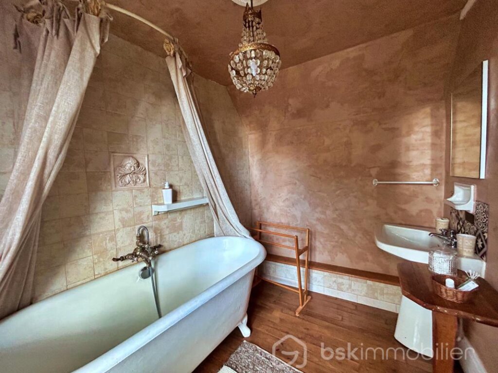 Magnifique propriété de charme du milieu XIXème, offrant 3 maisons pour une surface habitable de 487m2 au total – NR pièces – 12 chambres – 487 m²