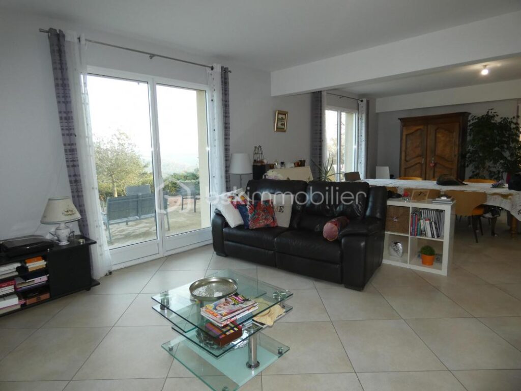 A proximité de Roanne, Villerest 42300, superbe maison de caractère, 9 pièces, 6 chambres, cadre de vie exceptionnel et vue panoramique sur le lac de VILLEREST – 9 pièces – 6 chambres – 377 m²