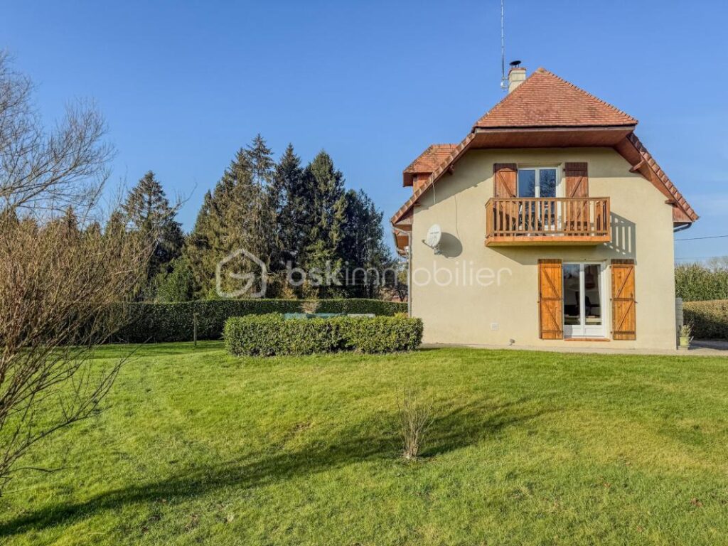 A SEULEMENT 5 KILOMÈTRES DE PONT L’ÉVÊQUE ET 15 KILOMÈTRES DE LA CÔTE FLEURIE, MAISON AU CALME, CADRE VERDOYANT – 4 pièces – 3 chambres – 96 m²