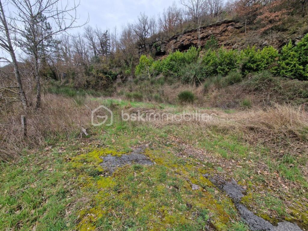 Superbe maison de 167m² sur 2 niveaux à finir de rénover!! Un terrain de 2825m² et une source.. Une grange attenante – 6 pièces – 4 chambres – 167 m²