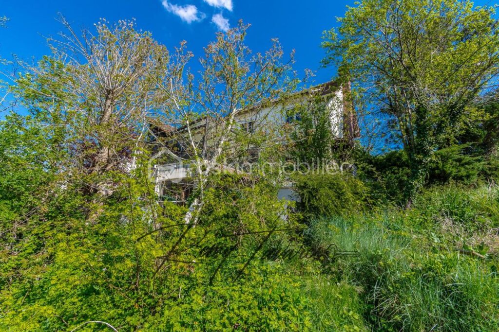 Maison de 185 m2 avec un terrain de 1300 m2 – 6 pièces – 3 chambres – 185 m²