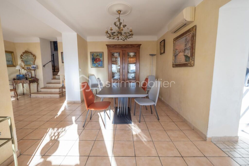 À Vendre – Villa d’Exception au Faron avec Vue Panoramique sur la Rade de Toulon – 6 pièces – 5 chambres – 200 m²
